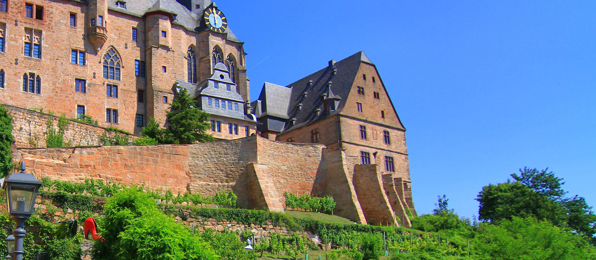 Der Grimm-Dich-Pfad in Marburg: Aschenputtels Schuh am Landgrafenschloss